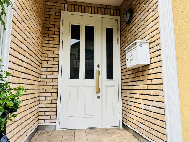 八王子市　片倉町　中古戸建て（5LDK）の玄関|～玄関は安心のWロックキー　親子扉で家具の運搬もしやすいです～