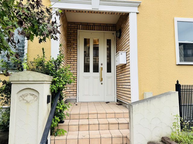 八王子市　片倉町　中古戸建て（5LDK）の玄関|～玄関は安心のWロックキー　親子扉で家具の運搬もしやすいです～