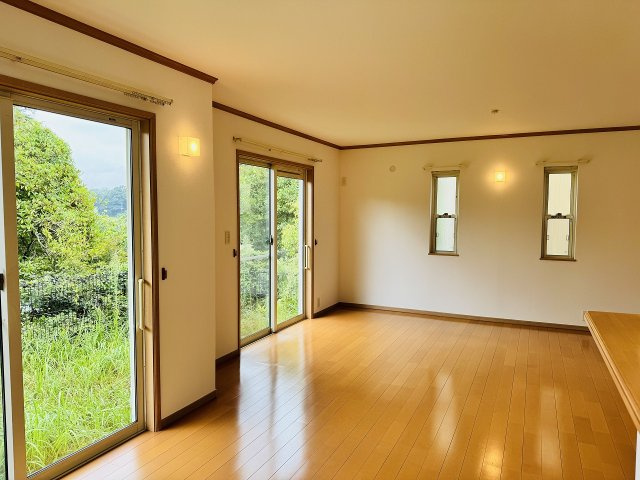 八王子市　片倉町　中古戸建て（5LDK）の居間・リビング|～20.3帖の明るいLDKで、家族団欒の時間をお過ごしいただけます～