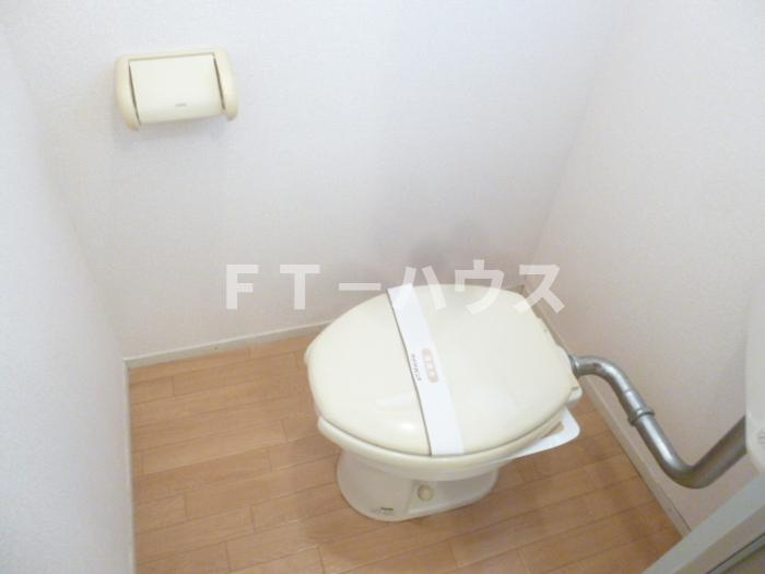 ヴィラ中山 C棟のトイレ|バス トイレ別（小窓付）