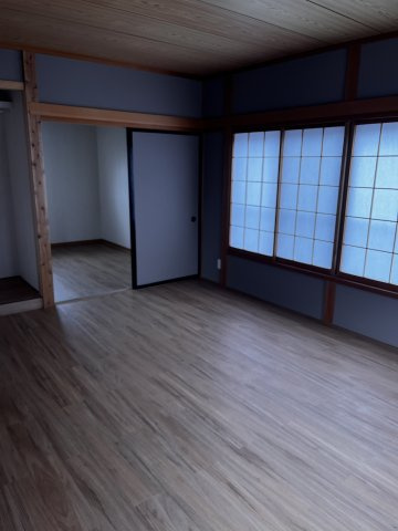 中吉田　売戸建て中古住宅の居間・リビング|２Ｆ南東側洋室を北側奥にｻｰﾋﾞｽﾙｰﾑあり