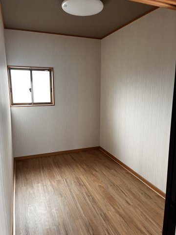 中吉田　売戸建て中古住宅の洋室|クローゼットとしてまた書斎としても使える北東側の部屋
