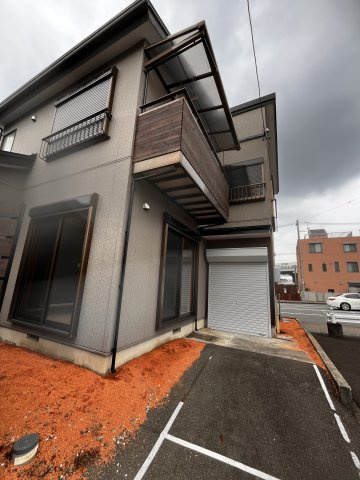 中吉田　売戸建て中古住宅の外観|西側　駐車場　シャッターを開けるとバイクガレージ