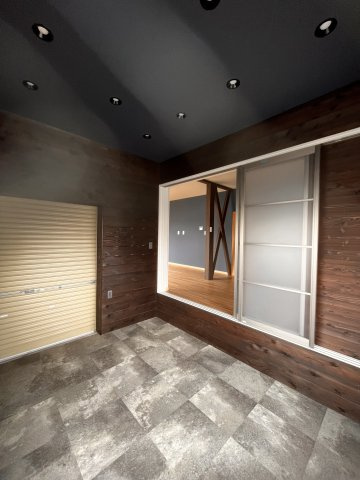 中吉田　売戸建て中古住宅のその他|バイクガレージからリビング側
