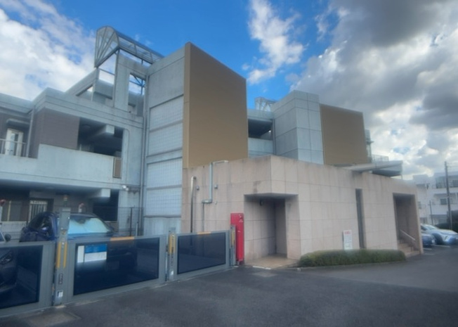 【外観】 | サンクタス町田見晴らしの丘 | 外観はマンション管理がされているかの目安になります。築年数が古いと、壁面は劣化してひび割れが生じることも！建物が古びていても細かいところが修繕されていると、きちんと管理されているなぁと感じるでしょう。