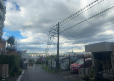 【展望】 | サンクタス町田見晴らしの丘 | 景色重視でお家選ぶをするとスーパーが遠い！学校が遠い！など生活をするうえで利便性で困ることもあります。まず一度現地を見学する際に、周辺の施設などがあるかを確認し、暮らし始めた後のことを想像しましょう。