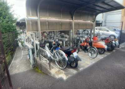 【駐車場】 | サンクタス町田見晴らしの丘 | 車一台あたりに必要なスペースは、標準サイズの普通自動車で横幅2m50cm、長さ5mは必要になります。ただし、乗降のことも考慮して横幅3m30cm、長さ5m50cmほどは確保できるところを選びましょう。