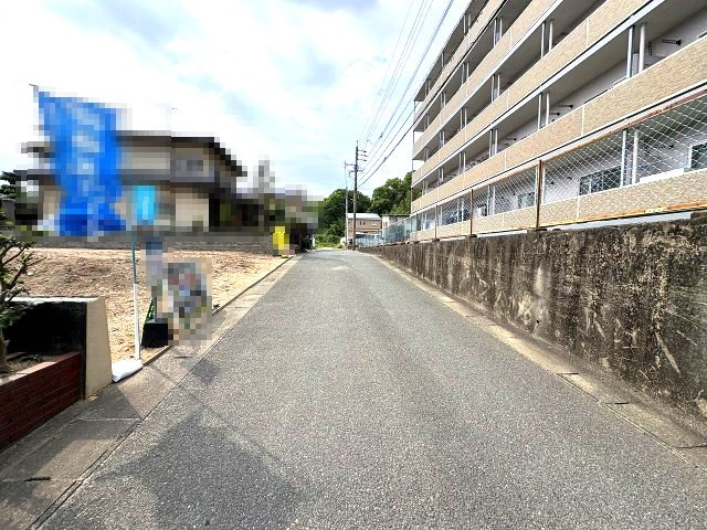 【その他】 | 福岡市博多区月隈6丁目1期　1号棟（全2棟）【仲介手数料無料・0円】 | 現地写真。前面道路です。