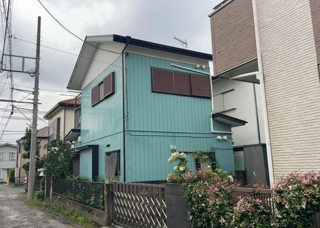 【外観】 | 土地を買う際、住む地域の自治体や福祉の補助制度にも注目してみましょう。子供や老人の医療補助やゴミ出しのルールなど、自治体によってルールに大きな違いがあるため、暮らしやすい土地で判断するとよいでしょう。