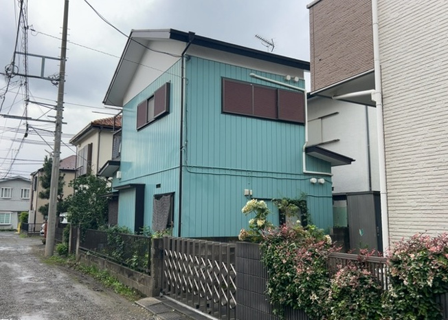 【外観】 | 現地に行くなら、物件の周囲の地形がどうなっているかを見ることも大切です。周辺より低くなっている土地では、大雨などで水が集まりやすいため、地盤が弱くなっているということも考えられるため、注意が必要です。