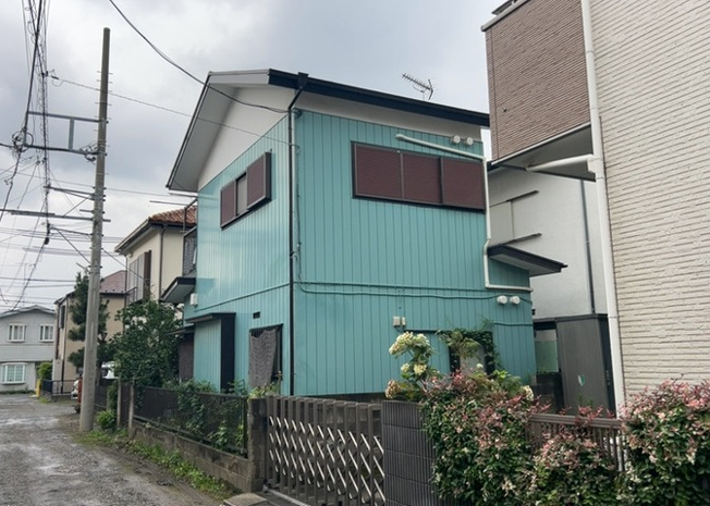 【外観】 | 隣家の土地はどうなっているのか、生活利便施設が近くにあるのか、学校まで近いかなど、お客様のライフスタイルにあわせたイメージが重要です。また、近くにあると困る施設が近くにないかも確認するといいでしょう。