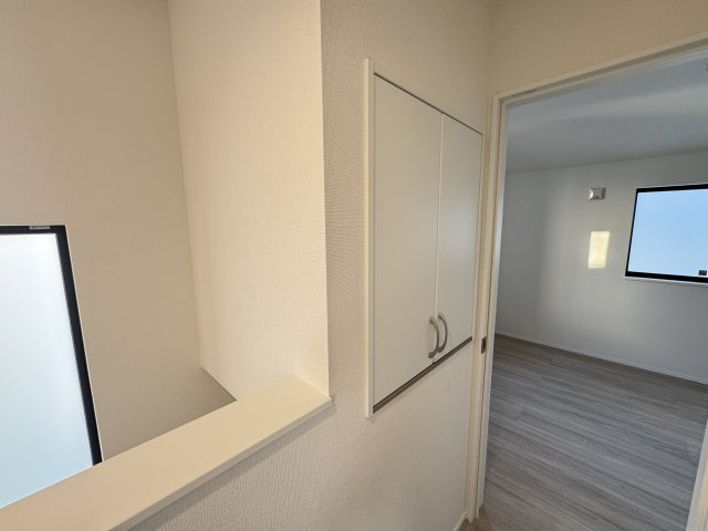 南風原町新川（全3棟）ラストC号棟の内装|C号棟　2階ホール収納付き♪
