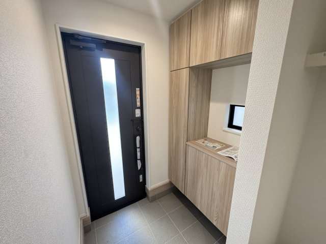 南風原町新川（全3棟）ラストC号棟の玄関|C号棟　十分な収納付き玄関♪