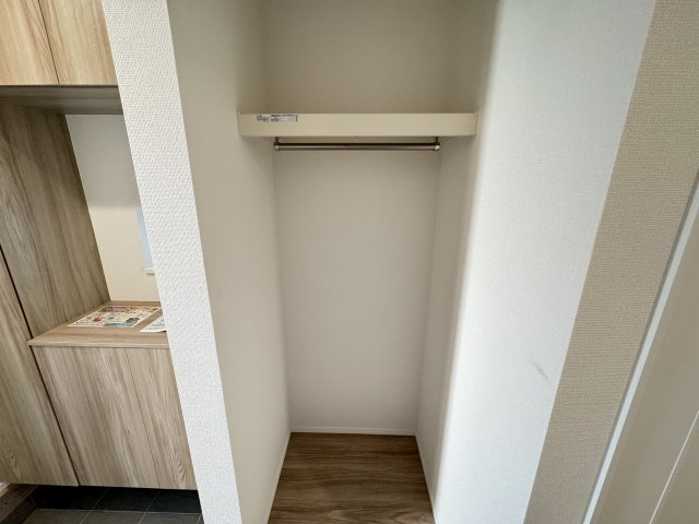 南風原町新川（全3棟）ラストC号棟の収納|C号棟　玄関ホールハンガーパイプ収納付き♪