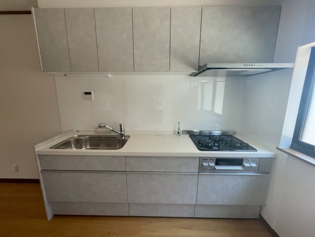 守口市大久保町3丁目のキッチン|3口コンロ付きシステムキッチンです。
上下収納付きで調理器具もすっきり片付きます！