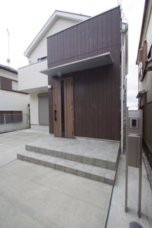 【エントランス】 | 【仲介手数料無料！！】日野市南平2丁目　中古戸建て　3980万円 | 玄関前はとても広く、自転車も複数置けます。