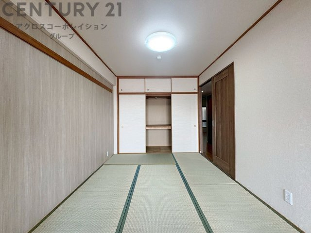 リビング横の和室スペースはリビングと続きで利用してもデザイン性のとれる洋風和室になります。やっぱり一室は欲しい和室は客間や小さなお子様の寝かせ付けなどにも便利です。