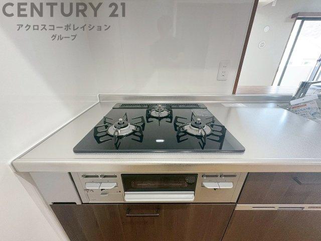 多数の調理器具を同時に使用でき、料理の効率化が可能。省エネで節約になり、様々な料理スタイルに適応できます。また、火力調整が独立しており、手入れや掃除もしやすく、今よりもっとお料理が楽しくなるかも。