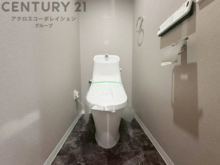 温水洗浄便座付トイレは温水洗浄機能により、暖かい水でおしりを洗浄することができ、冷たい水を使う従来の便座に比べ、温水洗浄機能で暖かいトイレを提供し、快適な使用を可能にします。