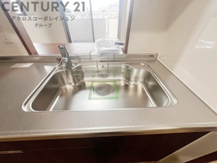大きなシンクでお鍋などの大きな調理器具を洗う際にも便利です。