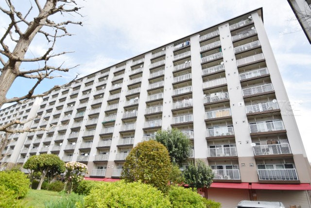 【外観】 | 狛江ハイタウン2号棟 | 周辺の建物に比べて、ひときわ大きなサイズのマンションです。大型コミュニティであることは、良いマンションの指標のひとつ。見ていると誇らしい気持ちになります～即日のご見学可能～　お問合せはお気軽にどうぞ。