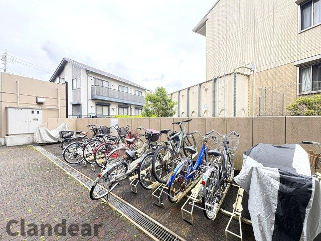 草加松原プリンスハイツの駐輪場|ドキドキの新生活も、安心してスタート。ぴったりの住まいを見つけませんか？クランディアが一緒に住まい選びをサポートします‼　まずは、お気軽にお問合せください　＃クランディア