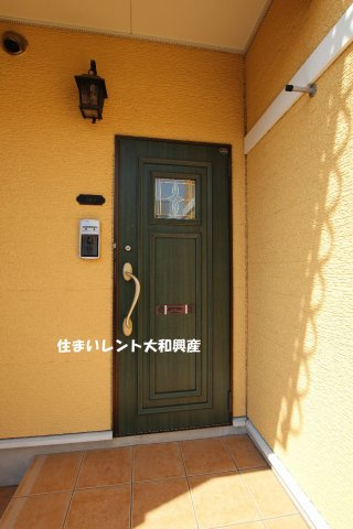 レフィナード２の玄関