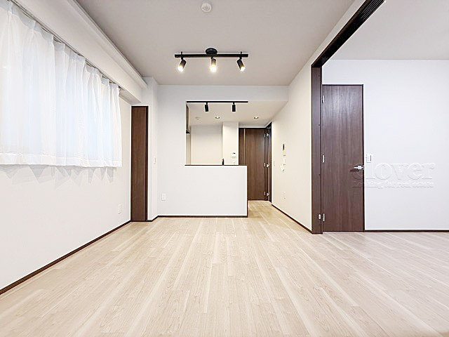 【居間・リビング】 | クラッシィスイート赤坂 | 広くスペースをとってあるLDK。この空間に、どのように家具を配置していくのかを考えるのが、住宅購入時のなによりの楽しみです。～即日のご見学可能～　お問合せはお気軽にどうぞ。