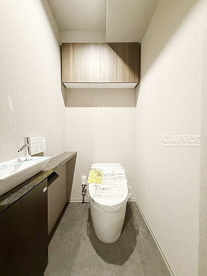 【トイレ】 | クラッシィスイート赤坂 | 温水洗浄便座つき　上部に収納を備えたトイレです。自宅の中でも最もプライベートな空間だからこそ、ほしい「落ち着き」がここにあります。～即日のご見学可能～　お問合せはお気軽にどうぞ。