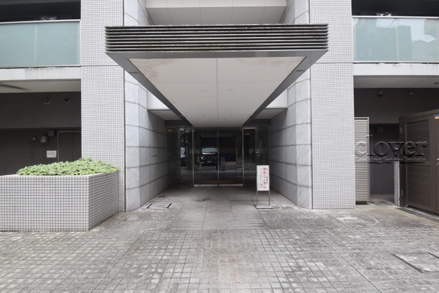 【エントランス】 | クラッシィスイート赤坂 | オートロックを備えた、マンションのエントランス。やはりセキュリティの観点は欠かすことができません。皆様を“安全”に送り出し、出迎えてくれます。～即日のご見学可能～　お問合せはお気軽にどうぞ。