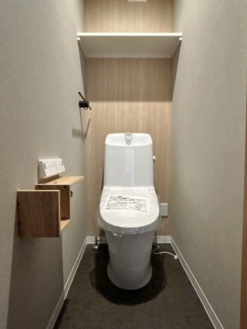 昆陽南３丁目のその他|【トイレ／施工例】各階にトイレがあるから、家族みんなが朝や夜もスムーズに使える快適設計。忙しい時間も待たずに済む、暮らしやすさに配慮された住まいです。