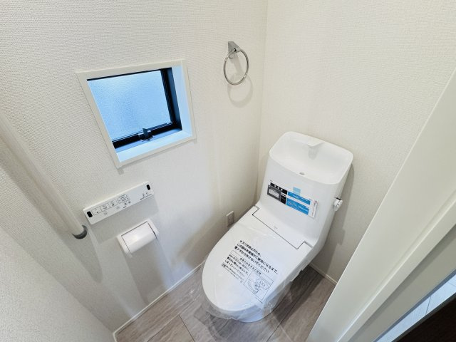 流山市向小金３丁目新築戸建【向小金小学校：3分】のトイレ|温水洗浄暖房便座つきトイレ