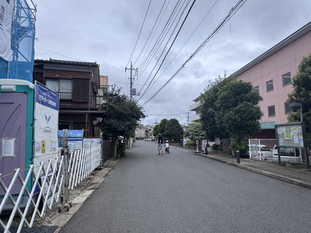 流山市向小金３丁目新築戸建【向小金小学校：3分】の前面道路含む現地写真|南東側前面道路・幅員約6ｍ