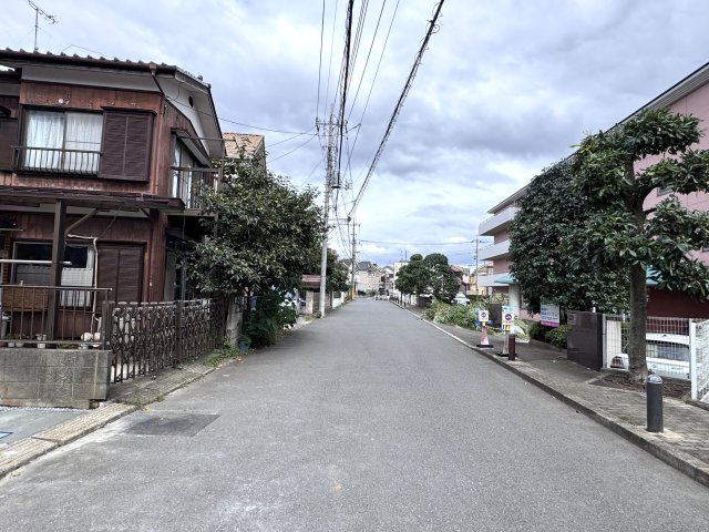 流山市向小金３丁目新築戸建【向小金小学校：3分】の前面道路含む現地写真|南東側前面道路・幅員約6ｍ