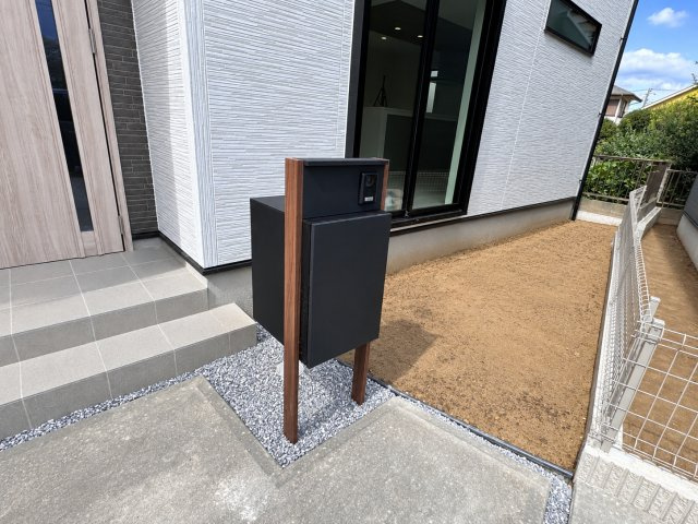 流山市向小金３丁目新築戸建【向小金小学校：3分】の防犯設備|インターホン・宅配ボックス完備