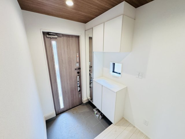 流山市向小金３丁目新築戸建【向小金小学校：3分】の玄関|玄関ホール・ミラー付きシューズボックス