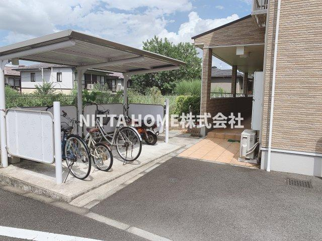 オーブ　コリーヌのエントランス|屋根付きの駐輪場は無料です★