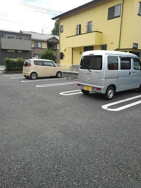 メゾンカルムの駐車場