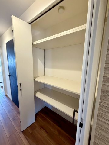 アービング鶴見緑地公園の収納|廊下の可動棚収納。どのお部屋からもアクセスしやすい大きな収納スペースです。
