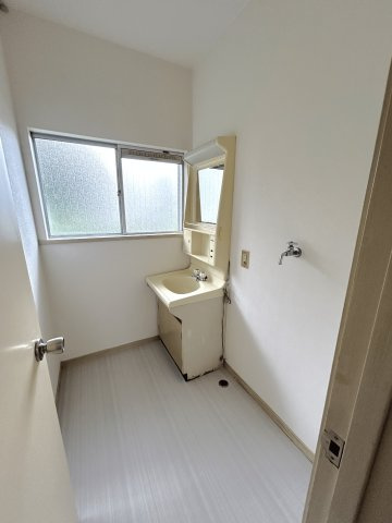 あしび野住宅の洗面所|脱衣スペースもあります
