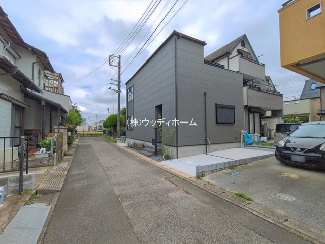 越谷市大林　新築一戸建ての前面道路含む現地写真