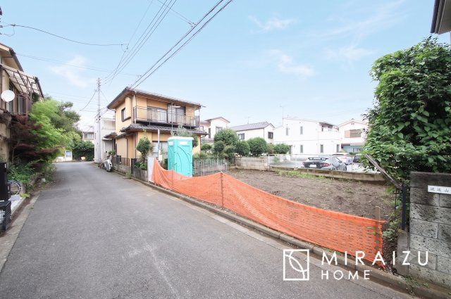 【外観】 | 青く澄み渡った綺麗な空と、陽の光をたっぷりと受ける、そんな新築住宅で新生活をスタートしてみませんか？見学・ご相談等、ミライズホーム(株)までお気軽にご連絡下さい。