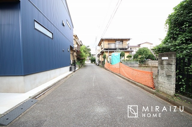 【前面道路含む現地写真】 | プライバシー性と開放感を高める住環境。陽当たりの良い開かれたロケーションを活かし、心地よい暮らしをプランニング