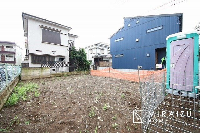 【外観】 | 青く澄み渡った綺麗な空と、陽の光をたっぷりと受ける、そんな新築住宅で新生活をスタートしてみませんか？見学・ご相談等、ミライズホーム(株)までお気軽にご連絡下さい♪
