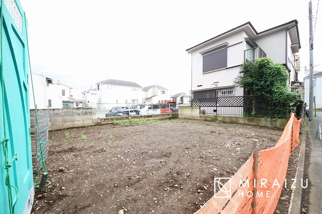 【前面道路含む現地写真】 | 青く澄み渡った綺麗な空と、陽の光をたっぷりと受ける、そんな新築住宅で新生活をスタートしてみませんか？見学・ご相談等、ミライズホーム(株)までお気軽にご連絡下さい♪