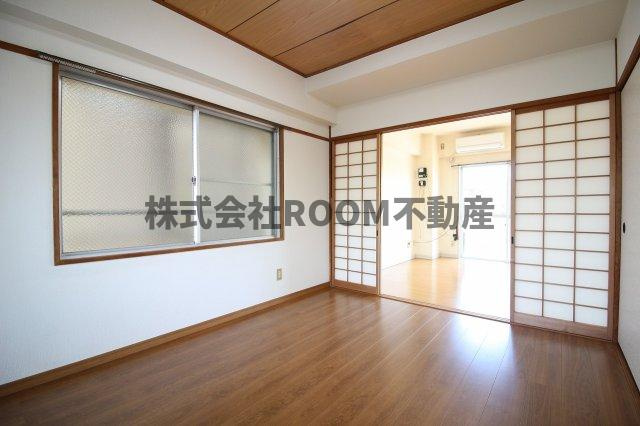 シティハウスの寝室|開放的な寝室です