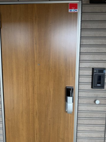 ヴィラ　ローレルの玄関