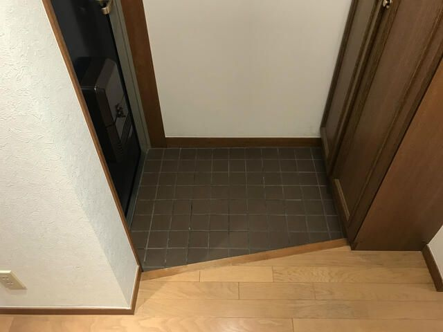 花善ビルの玄関