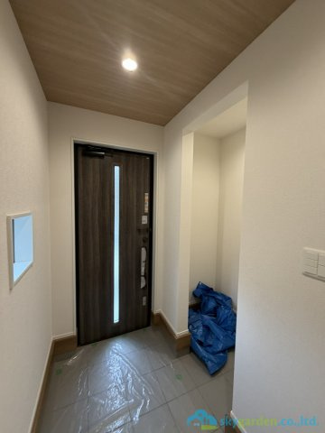 伊勢原市田中2期　新築戸建　全2棟2号棟の玄関