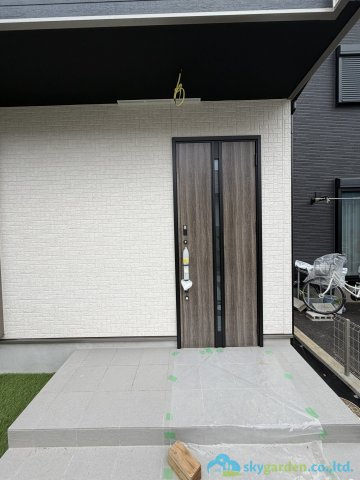 伊勢原市田中2期　新築戸建　全2棟2号棟の玄関